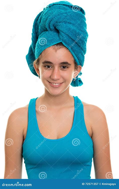 nastoletnia dziewczyna z błękitnym ręcznikiem zawijającym nad jej