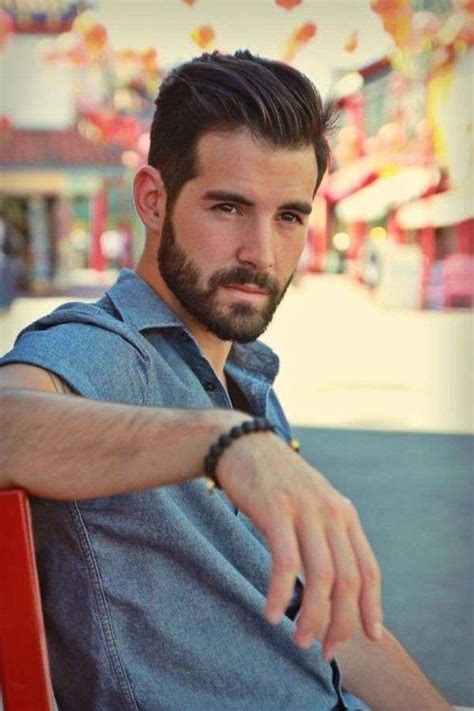 Medi uomo, un look hipster con ciuffo lungo pettinato all'indietro e una. Tagli capelli uomo 2016 - Capelli corti all'indietro | Beard hairstyle