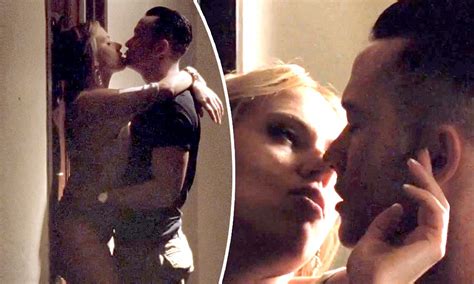 Scarlett Johansson Fends Off Sex Crazy Joseph Gordon