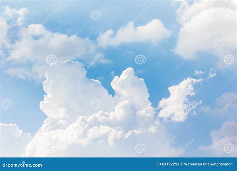 mooie lichtblauwe hemel met gezwollen witte wolken stock afbeelding image  bewolkt hemel