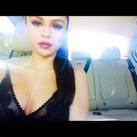 selena gomez flashes cleavage and sultry smize following whirlwind weekend with justin bieber