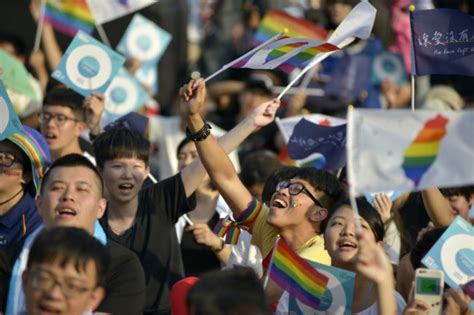 taiwan gay marriage 100 000 rally for lgbt rights ahead of referendum