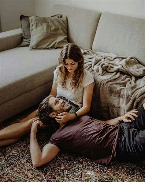 Couple Poses • Lying Down On Lap Fotografía De Parejas Románticas