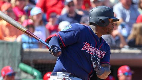 twins reclaim kennys vargas on waivers from reds