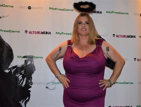 Kimmie Kaboom Wins Bbw Of The Year From The Inked Awards