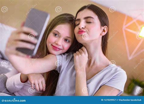 blije tieners die gezichten op hun camera maken stock afbeelding image  toekomst modern