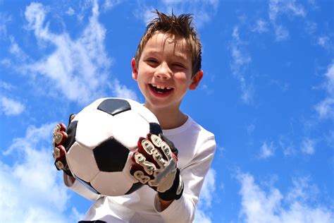 kind met voetbal de schulp