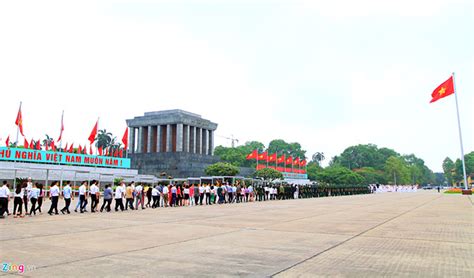 Over 18 000 People Pay Tribute To Uncle Ho During Tet