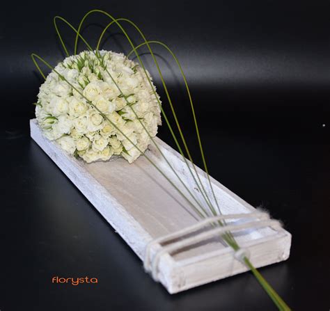 bol met witte roosjes afgewerkt met flexigras unique flower arrangements funeral floral