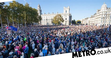 hundreds  thousands  demand  referendum  brexit march metro news