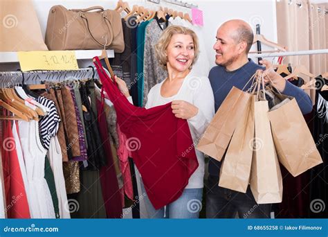 echtgenoten die nieuwe kleding kopen stock foto image  paar kleding