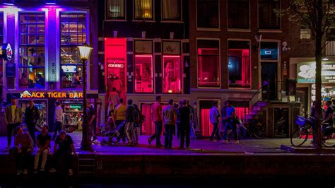 橱窗女郎要没了？阿姆斯特丹女市长欲改革红灯区 红灯区 阿姆斯特丹 橱窗女郎 新浪新闻
