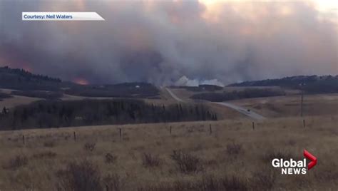 wildfire  southern alberta remains   control  residents offered temporary access