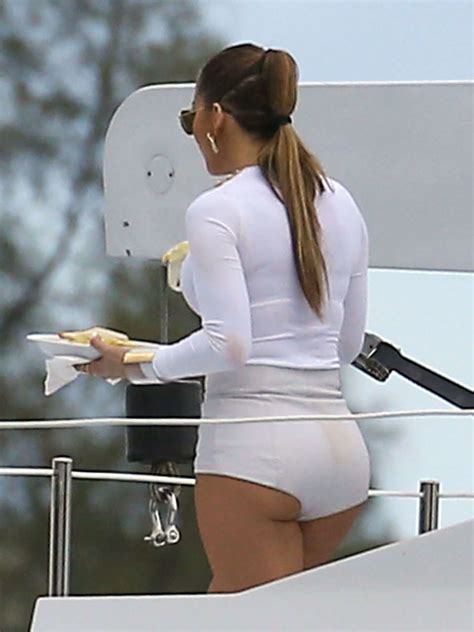 Jennifer Lopez Hot In White Shorts On A Yacht 12 Gotceleb