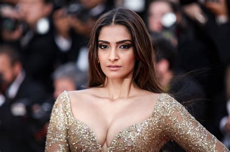 sonam kapoor sexiest cleavage show in elie saab couture at
