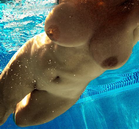 she s hot underwater and naked nudeshots