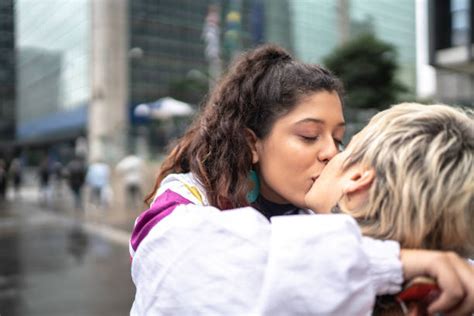 550 Latina Lesbians Kissing Fotografías De Stock Fotos E Imágenes