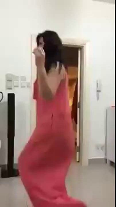 رقص خليجي بقميص النوم الاحمر العاري Gulf Dance Red Shirt