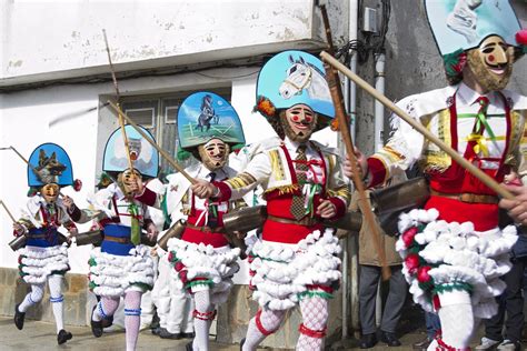 carnaval  diferente en laza  otros pueblos de galicia