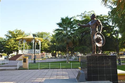 plazuela municipal de guamuchil enmarcada por la estatua de pedro infante el mas grande del