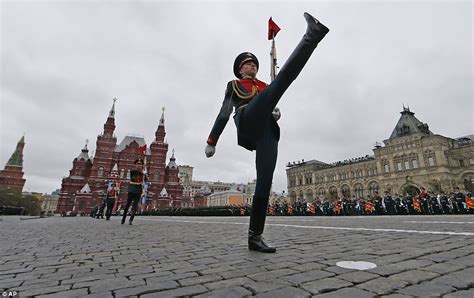 putin shows off russia s firepower at victory day parade daily mail