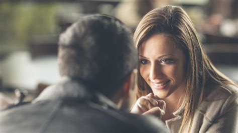 7 Dating Body Language Signals To Show Your Interest Christian Mingle