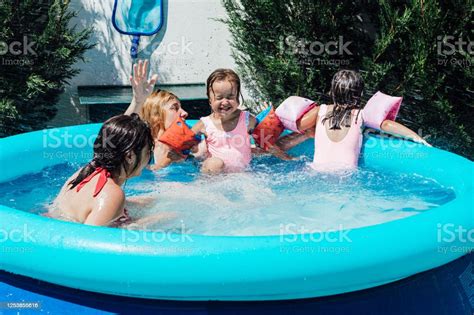 beberapa wanita lesbian mandi di kolam renang dengan putri mereka foto