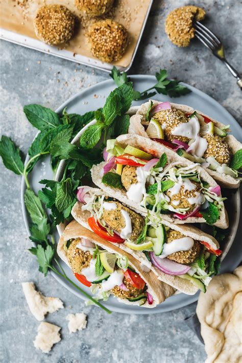 gebackene falafel mit sesam tahin joghurt eat