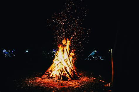 amazing campfire  pexels  stock