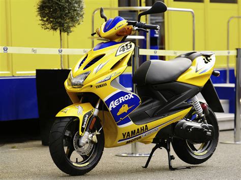 yamaha aerox  race replica scooter pictures