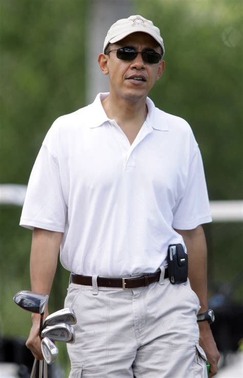 photos of president barack obama playing golf in hawaii