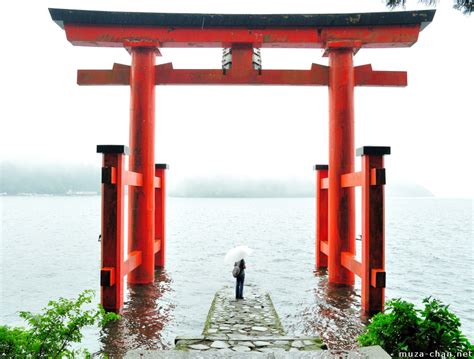 simply beautiful japanese scenes floating torii from lake ashi