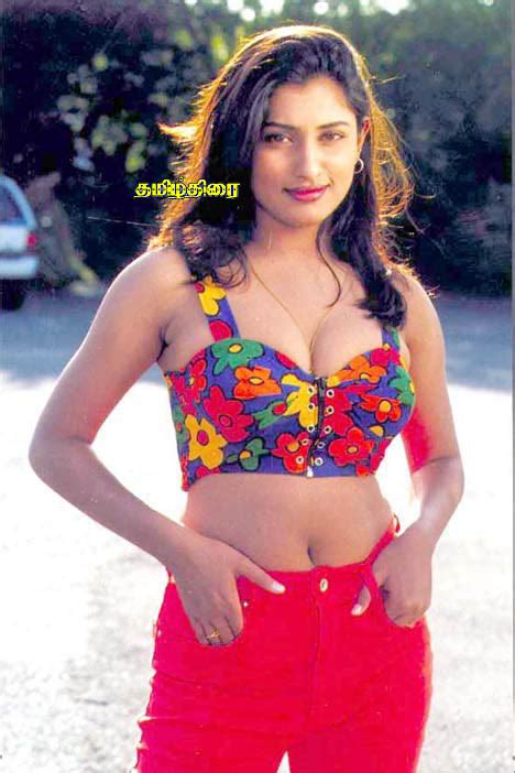 malavika hot stills saree sexy pictures