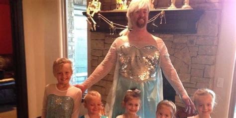 Dad And All His Daughters Dress As Elsa And It S Perfect