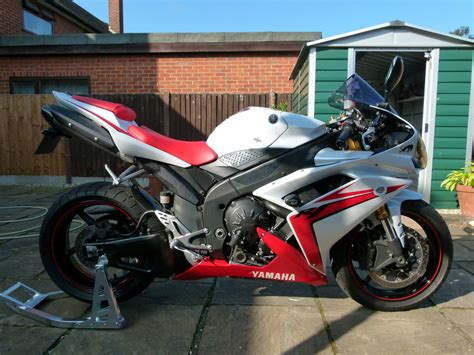 yamaha yzf   whitered excellent condition