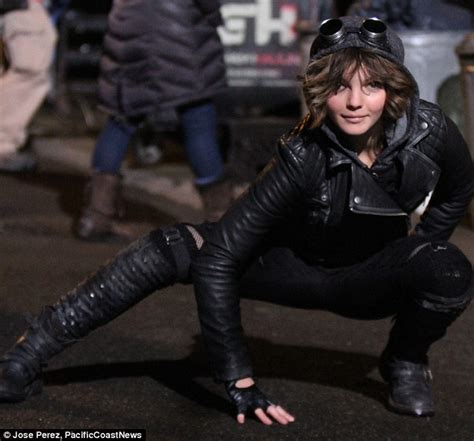 Camren Bicondova Transforms Into Catwoman On Gotham Set Daily Mail Online