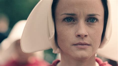Watch Alexis Bledel Elisabeth Moss In The The Handmaid S Tale Variety