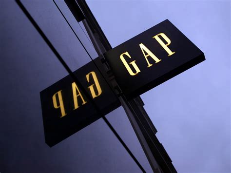 gap employee    quest  collect hundreds   store