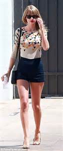 taylor swift shows off her toned legs in tiny shorts as she enjoys a