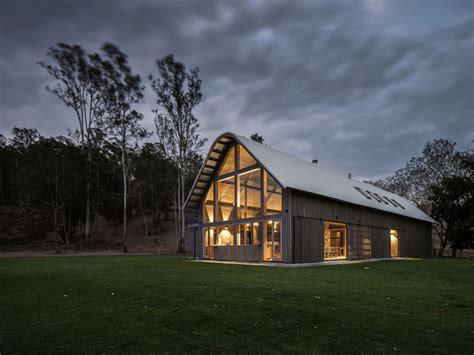 paul uhlmann architects designs modern barn house  australia