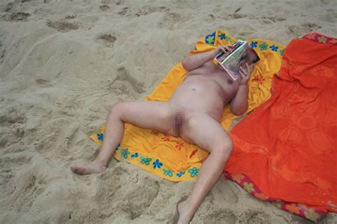 ヌーディストビーチは外国人の仰向けマンコ見放題なエロ画像