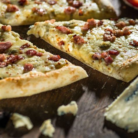 oferta dominos de marti italiantuesday iti aduce  pizza carbonara mare  cu blat italian