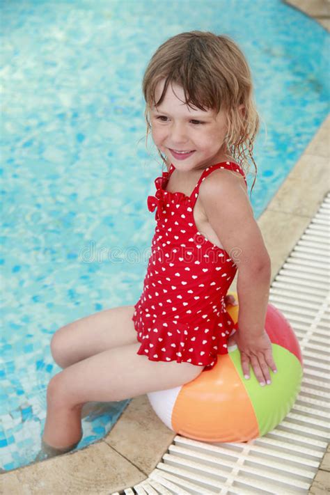 mała dziewczynka w wodnym basenie z piłką zdjęcie stock obraz