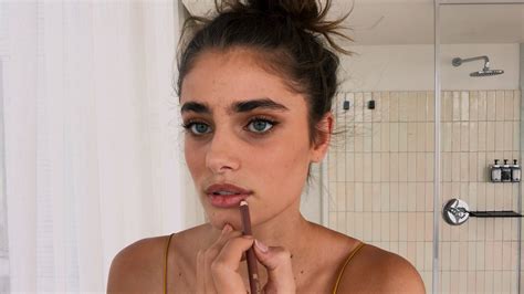 This Victorias Secret Model Has A Trick For Big Brows And Mile Long