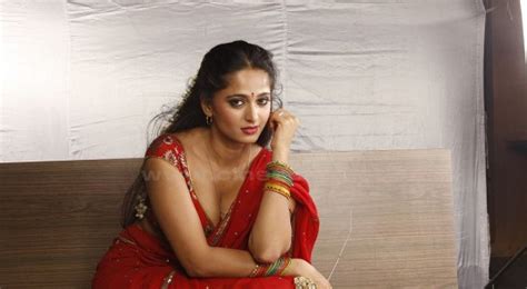 hottest actress photos anushka shetty hot and sexy navel in saree stills