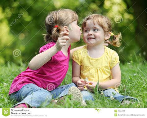 due bambine che dicono i segreti immagine stock immagine