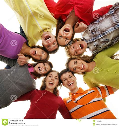 groep glimlachende tieners die samen blijven stock foto