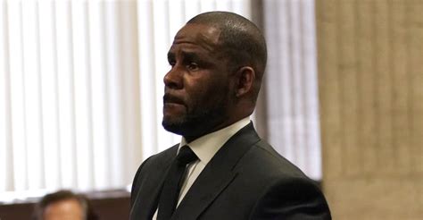 Prosecutors Accuse R Kelly Of Trying To Blackmail Alleged Victims