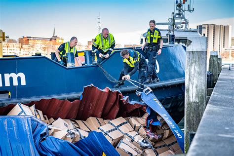 schip verliest containers na aanvaring tegen willemsbrug binnenvaartkrant