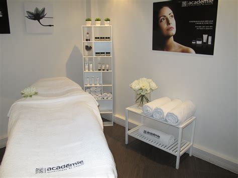 la cabine massage room decor massage therapy rooms spa room decor
